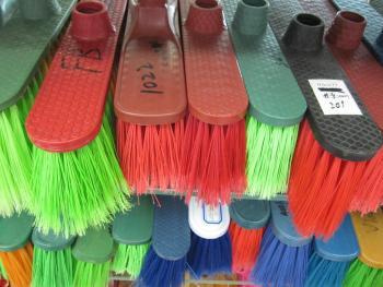 華美日用品 外貿(mào)掃把頭熱銷(xiāo)引領(lǐng)義烏商貿(mào)新風(fēng)尚